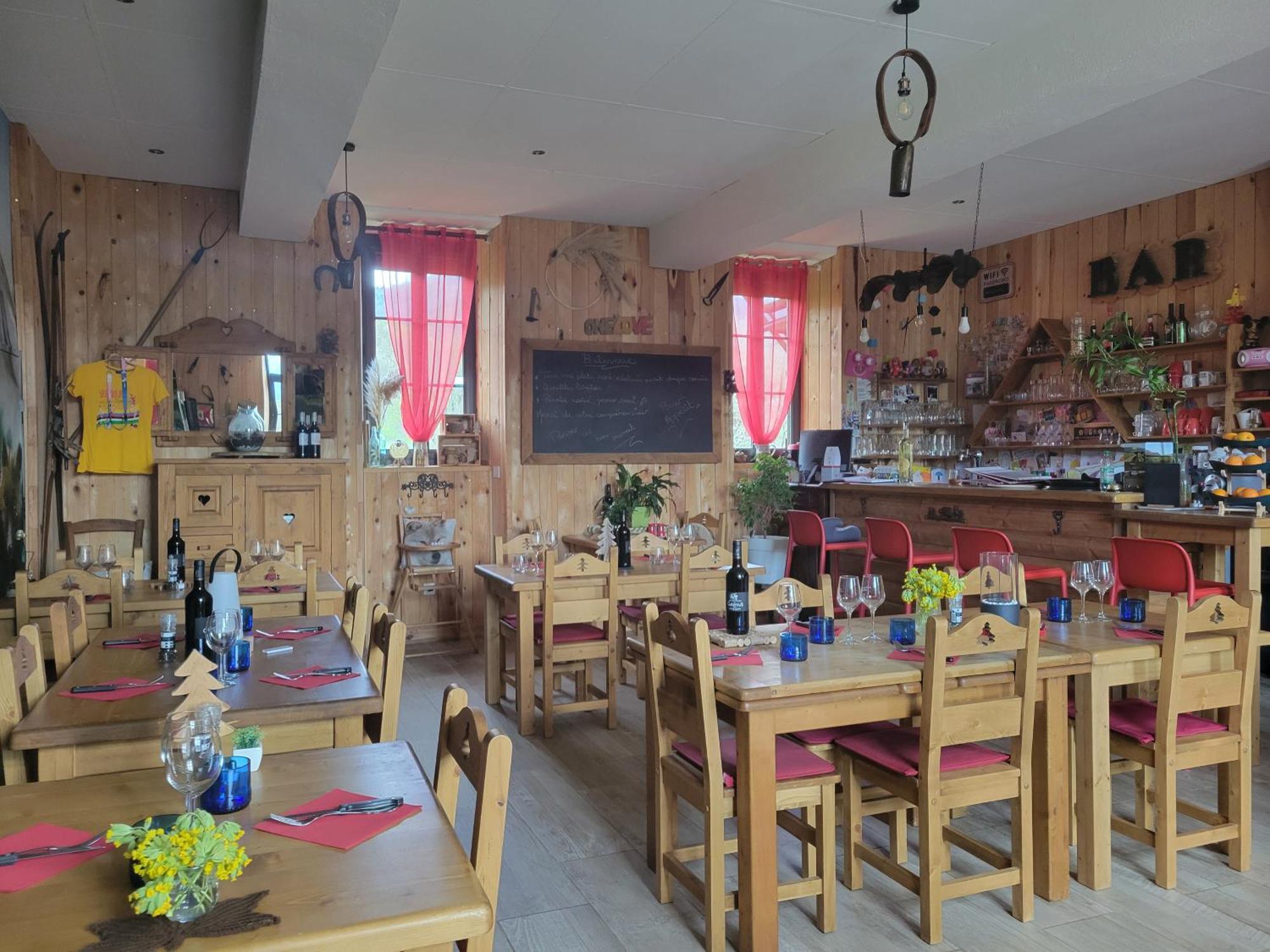 Le Sapin Rouge - Restaurant - Bar - Chambres D'Hotes Artigues  Zewnętrze zdjęcie